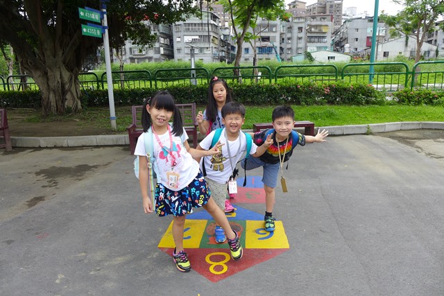 小朋友與塗鴉合影