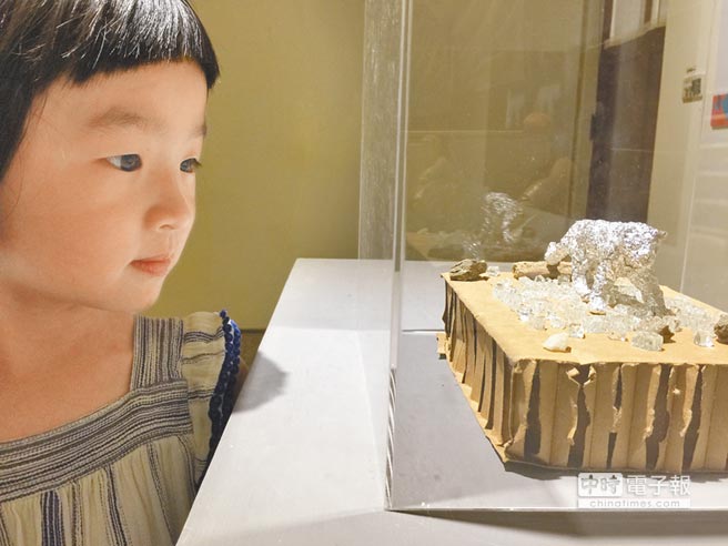 板橋435藝文特區集結園區內15位藝術工作者,打造「藝術培養皿」,邀請國光國小的學童參觀。