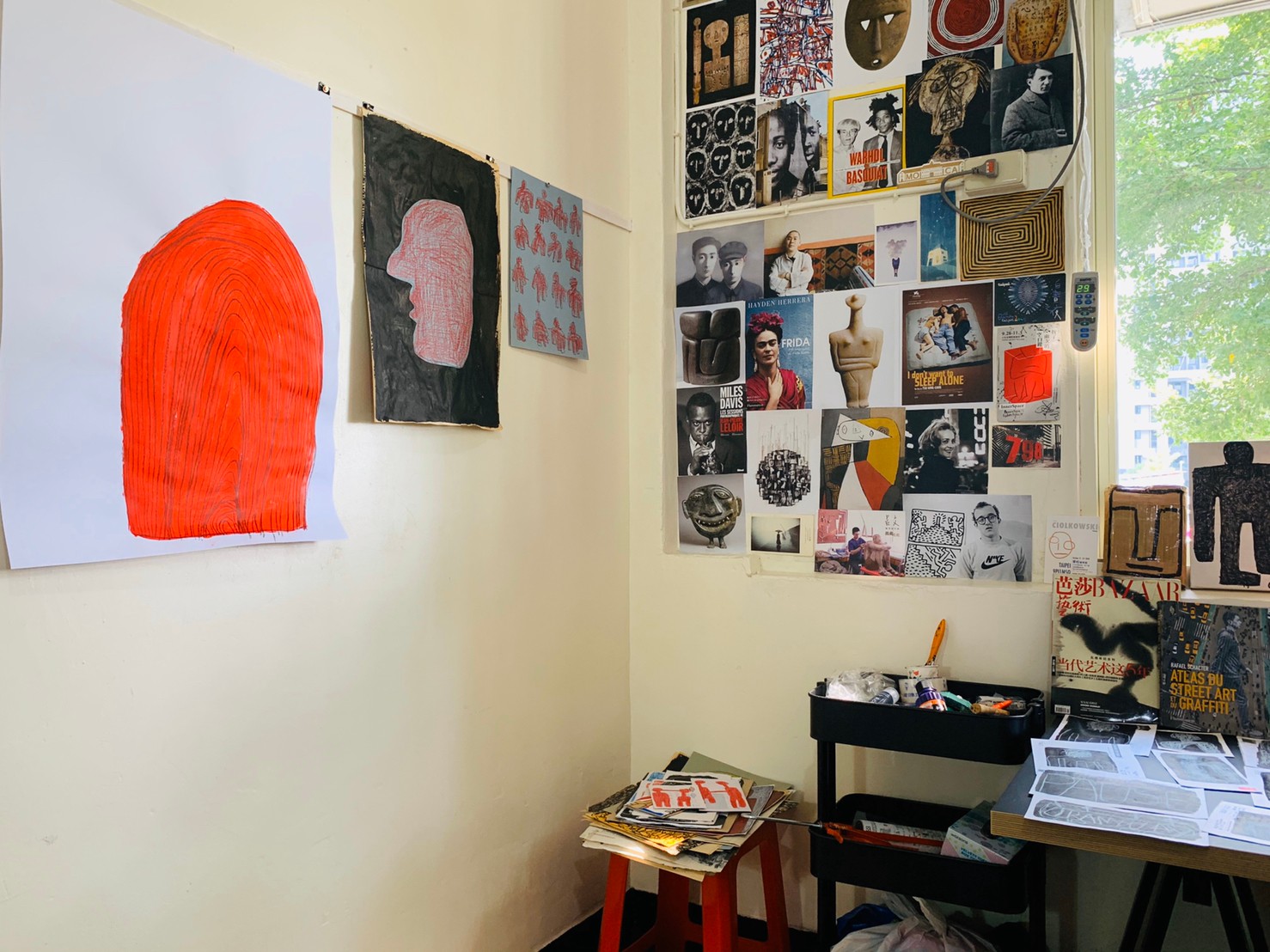 ”工作室一隅藝術家布置的豐富靈感牆”