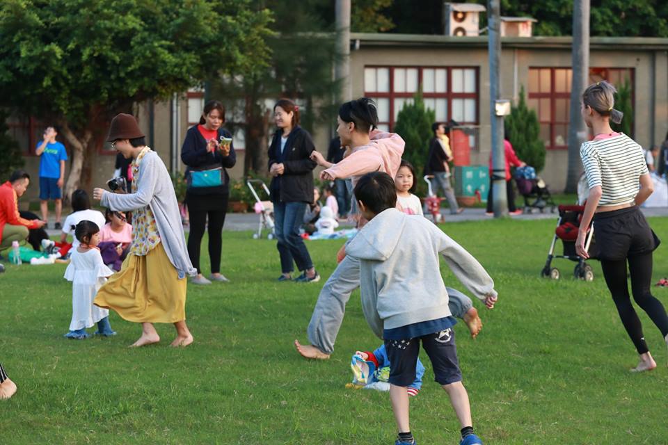 跟著鼓聲動次動 在435草地上隨性的跳舞吧！